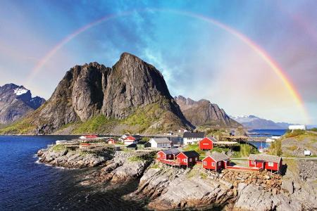 Ähnlich wie die Fjorde, so sind auch die roten Fischerhäuser ein Symbol Norwegens. Es gibt sie praktisch in jeder Stadt. Dar...