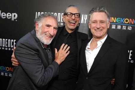 Ein Wiedersehen gibt es auch mit seinem Vater Julius Levinson (Judd Hirsch, li.) und Thomas J. Whitmore (Bill Pullman, re.).