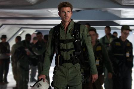 Mit Liam Hemsworth bringt Emmerich zudem einen neuen Helden ins Spiel. Der Freund von Miley Cyrus spielt den Draufgängerpilo...