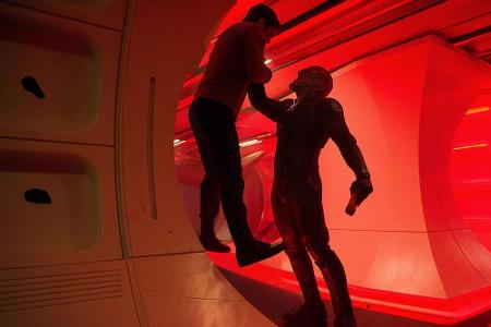 Die Angreifer nehmen die Enterprise ein. Dabei sieht sich Kirk Krall (Idris Elba) gegenüber. Doch welches Ziel verfolgt er? ...