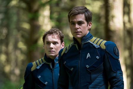 Gemeinsam mit Chekov (Anton Yelchin, li.) macht er sich auf die Suche nach dem Rest seiner Crew. Oder ist die Lage aussichts...