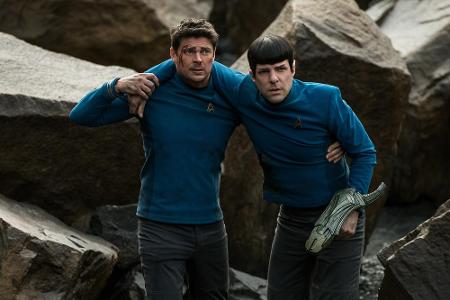 Nicht alle kommen zudem unverletzt an: Dr. McCoy (Karl Urban, li.) muss Spock (Zachary Quinto) stützen, da es den Vulkanier ...
