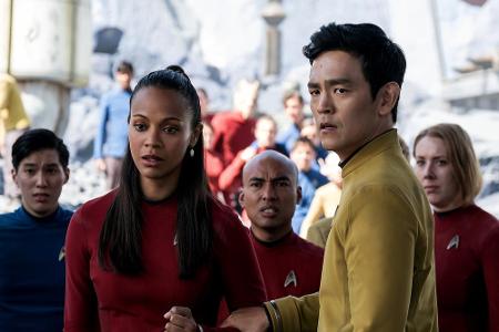 Krall hat außerdem Uhura (Zoe Saldana), Sulu (John Cho) und die anderen in seiner Gewalt. Was hat er mit ihnen vor?