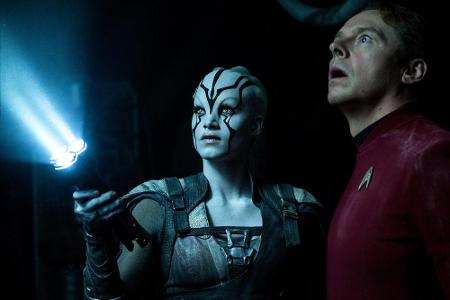Scotty (Simon Pegg, re.) trifft unterdessen auf Jaylah (Sofia Boutella). Kann sie ihm helfen, Krall zu stoppen und ohne Raum...