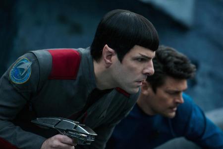 Auch der verletzte Spock und Dr. McCoy helfen beim Kampf gegen Krall.