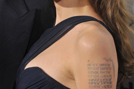 Angelina Jolie ließ sich nicht nur die Koordinaten der Geburtsorte ihrer Kinder tätowieren, sondern auch die ihres Mannes Br...