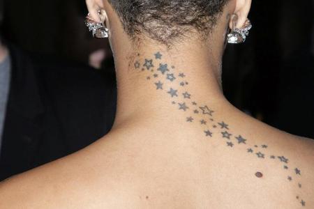 2008 ließ sich Rihanna ein Liebes-Tattoo der besonderen Art stechen: Die Sterne in ihrem Nacken sind das Abbild eines kleine...