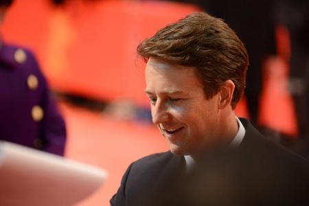 In einer weiteren Rolle: Edward Norton, er spielt den Inspector Albert Henckels