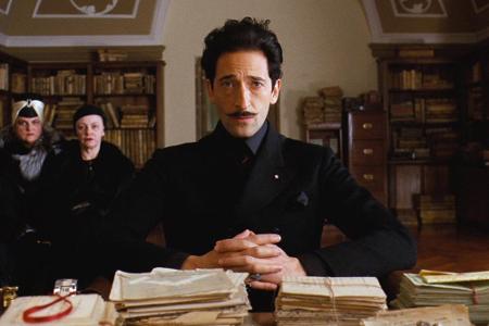 Viel Veränderung war für Adrien Brody in der Rolle des Dmitri Desgoffe und Taxis nicht nötig.