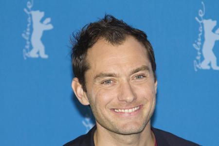 Ebenfalls mit dabei: Jude Law, er spielt den jungen Schriftsteller