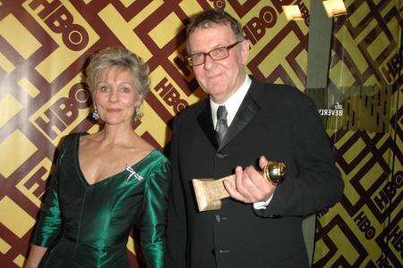 Die gealterte Version des Schriftstellers spielt derweil Tom Wilkinson
