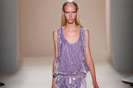 Laut Victoria Beckham wird der Frühling sportlich. Sie schickte ihre Models in lässigen Samtkleidern mit Tunnelzug an der Hü...