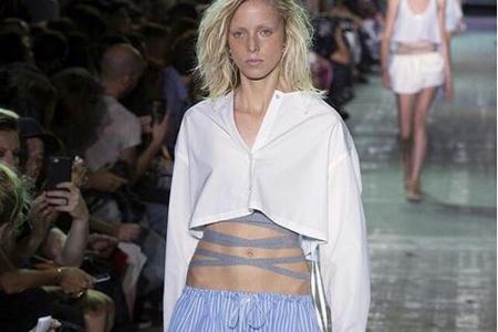 Croptops sind auch bei Alexander Wang das Key-Piece der nächsten Saison. Ein sexy Upgrade bekommen sie durch die Schnürungen...