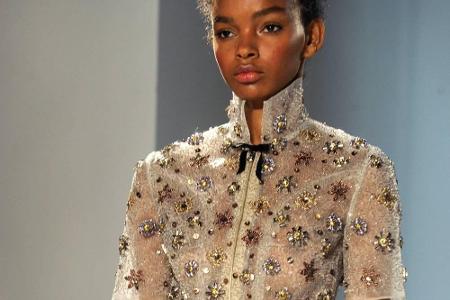 Reem Acras Vision für den Frühling: Transparenz trifft auf zarte Blütenapplikationen.