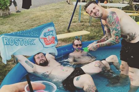 Die Punkband Feine Sahne Fischfilet stammt aus Mecklenburg-Vorpommern. Sie wurde bereits einige Zeit vom Verfassungsschutz b...