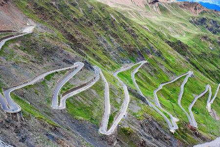 Wer mag sich beim Anblick dieses Bildes nicht sofort in sein Auto oder auf sein Motorrad setzen und die herrlichen Serpentin...