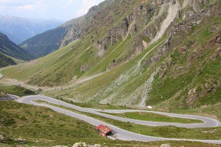 Genau 35 Meter höher ist der Umbrailpass mit 2.501 Metern über dem Meeresspiegel. Er gilt als höchste Passquerung der Schwei...