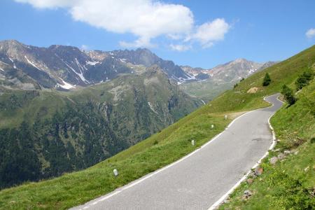 Im Herzen der italienischen Alpen gelegen ist der Passo di Gavia, bei dem 2.618 Meter zu überwinden sind.