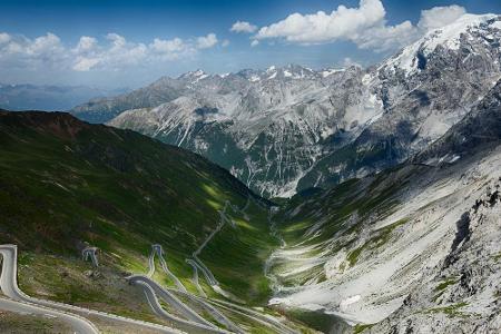 Das legendäre Stilfser Joch mit schon 2.758 Metern Querungshöhe. Beliebt bei Radlern und Autofahrern. Kein Wunder, bei diese...