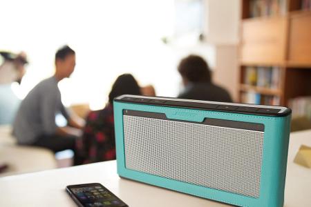 Schon alleine dadurch, dass das Gehäuse mehr Platz bietet, kann sich der SoundLink III äußerst klanggewaltig geben. Diese Le...