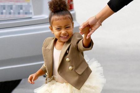 Wenn die Mutter Kim Kardashian heißt, verwundert es nicht, dass die Tochter schon im Baby-Alter medienwirksam aufgedonnert w...
