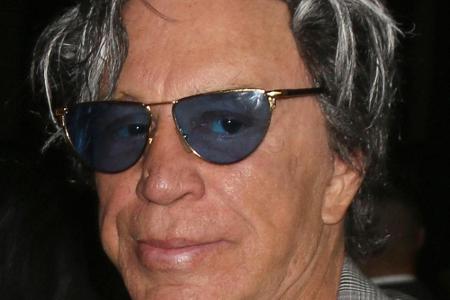 Schauspielkollege Mickey Rourke ließ schon zahlreiche Schönheits-OPs über sich ergehen. Beim Duschen ist mit der Eitelkeit a...