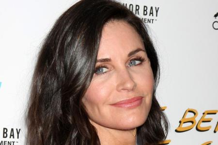 Die illustre Runde komplett macht Courteney Cox, die ein eher entspanntes Verhältnis zum Deodorant zu haben scheint. Anekdot...