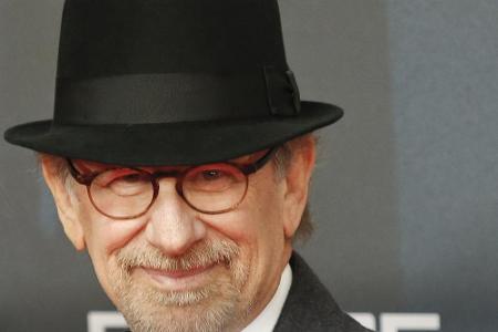 Dagegen ist Star-Regisseur Steven Spielberg (69) eigentlich nie ohne Brille zu sehen. Meist trägt er ein Modell mit runden G...