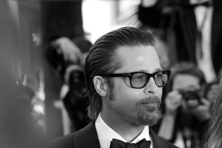 Brad Pitt (52) kann alles tragen: Hin und wieder lässt er die Brille auch auf dem roten Teppich auf der Nase.