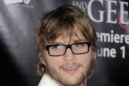 Ein seltener Anblick ist dagegen Schauspieler Ashton Kutcher (38) mit Brille.