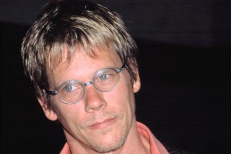 Schauspieler Kevin Bacon (58) hat sich von diesen runden Brillen seiner frühen Jahre verabschiedet und trägt heute meist ein...