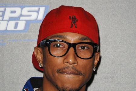 Star-Produzent Pharrell Williams (43) scheut ebenfalls nicht davor zurück, sich in der Öffentlichkeit mit Brille zu zeigen.