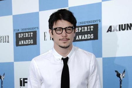 Schauspieler Josh Hartnett (38) ist der Beweis: Ein attraktiver Mann wird mit einer coolen Brille noch schöner.