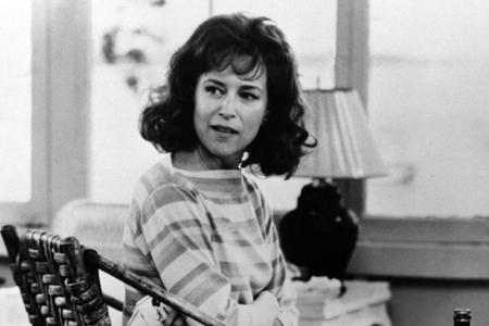 Ebenfalls am 6. Dezember starb Margaret Whitton im Alter von 67 Jahren. Ihrem Ehemann zufolge erlag sie einem Krebsleiden. D...