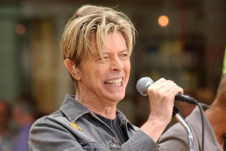 Ebenfalls bereits Anfang des Jahres 2016 verlor die Welt einen ihrer größten Künstler: Der britische Sänger und Schauspieler...