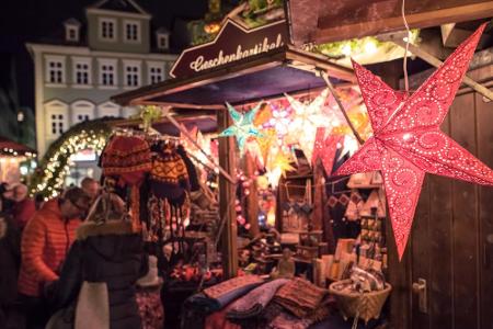 Einer der ursprünglichsten Weihnachtsmärkte befindet sich in der Coburger Altstadt. Das historische Rathaus, die alte herzog...
