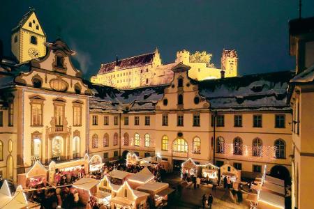 Die Bewohner Füssens können ihren Adventsmarkt nur an den zwei mittleren Adventswochenenden genießen. Dafür ist er umso schö...