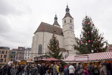 Der Romantische Weihnachtsmarkt in Regensburg hat seinen Namen nicht umsonst und befindet sich auf Schloss Thurn und Taxis. ...