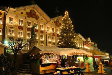 Rund 50 geschmückte und hell erleuchtete Hütten machen den Christkindlmarkt in Bad Tölz zu etwas ganz Besonderem. Deshalb gi...