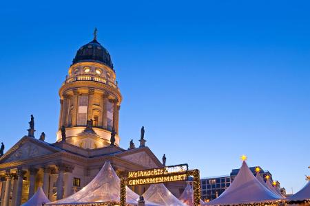 Zwischen dem Deutschen und dem Französischen Dom liegend ist der Weihnachtszauber am Gendarmenmarkt in Berlin ein wunderschö...