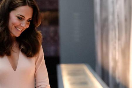 Herzogin Kate in der National Portrait Gallery, wo sie die Ausstellung Herzogin Kate in der National Portrait Gallery, wo sie die Ausstellung