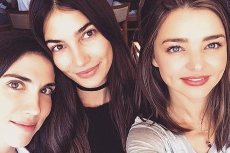 Wissen Bescheid: Model Lily Aldrige (30, Mitte) und Miranda Kerr (33, r.) wagen das No-Make-up-Selfie