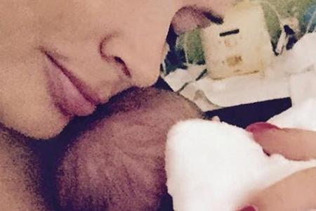 Bei Mama ist es doch am schönsten! Liebevoll kuschelt Daniela mit ihrem Sprössling und hält den liebevollen Augenblick auf F...