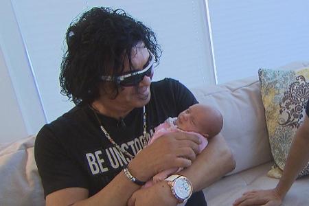 Selig schlummert die kleine Sophia in Costa Cordalis' (71) Armen. Der Sänger hat dabei nur Augen für seine putzige Enkeltoch...