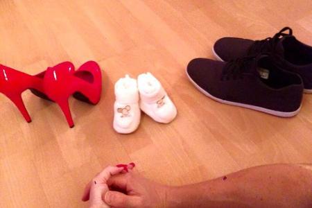 Am 3. März gab es endlich die offizielle Bestätigung mit einem Schuh-Foto: rote High Heels, schwarze Sneakers und dazwischen...