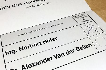 Kopf-an-Kopf-Ren­nen: Die Bundespräsidentenwahl in Österreich wird durch die Briefwähler entschieden
