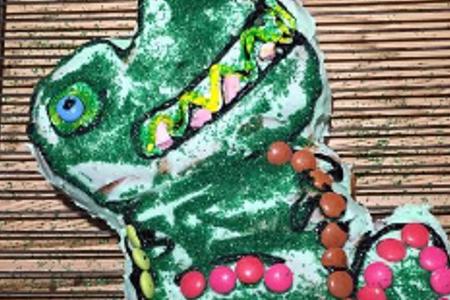 Das Ergebnis von Chris Hemsworths Backkünsten ist ein süßer Dino