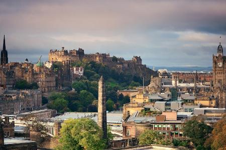 Der Blick von Arthur's Seat auf die Altstadt und Edinburgh Castle
