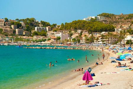 Die Strände auf Mallorca locken mit klarem Wasser viele Urlauber an
