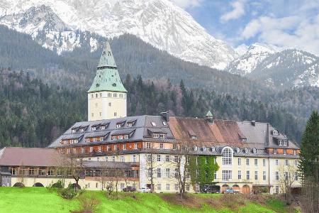 Schloss Elmau vor der beeindruckenden Alpen-Kulisse